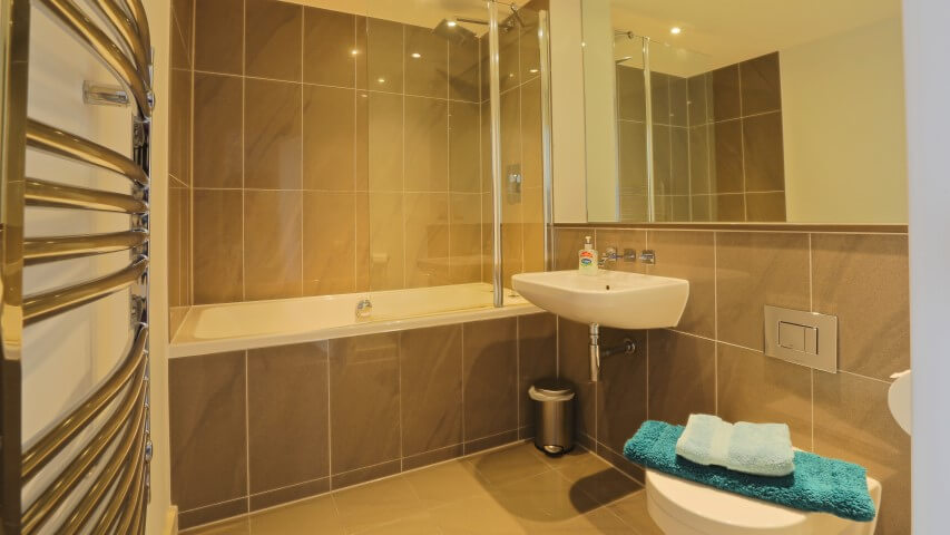 Contemporary bathroom at Fistral Blue, Newquay Cornwall